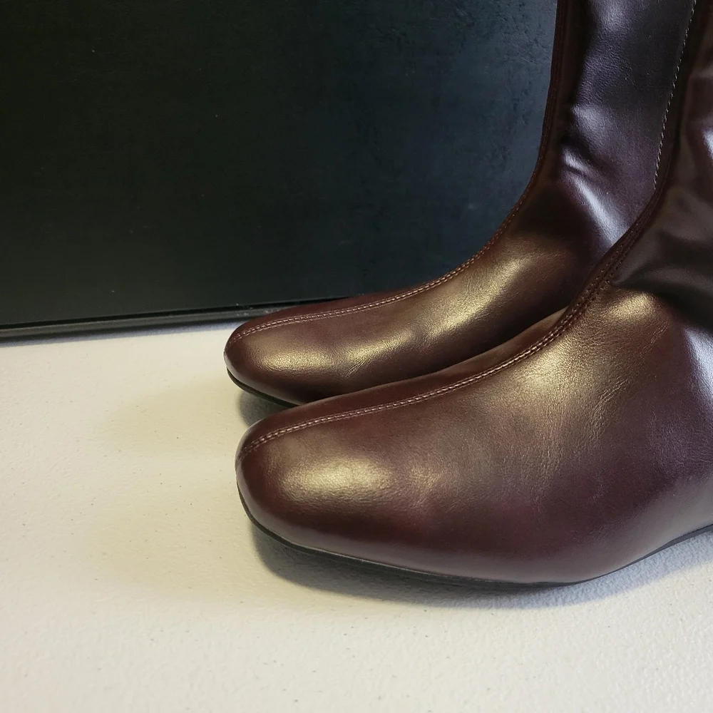 Burgundy Leather Knee-High Boots. B6